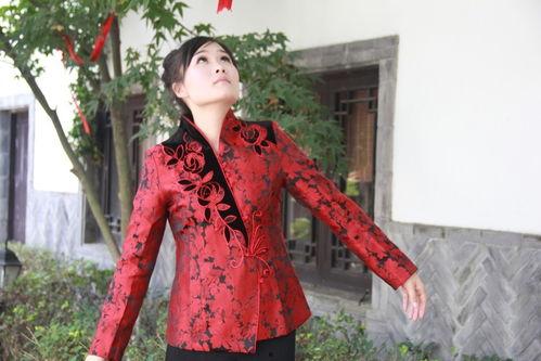 吃瓜少女唐装写真,时尚与趣味并存