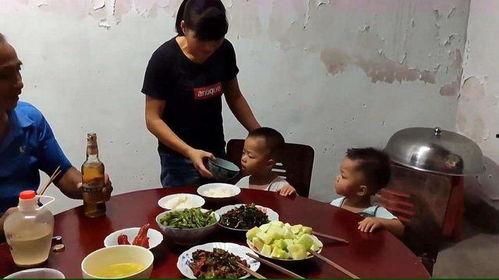 俩岁宝宝不会吃瓜,探索成长中的小难题