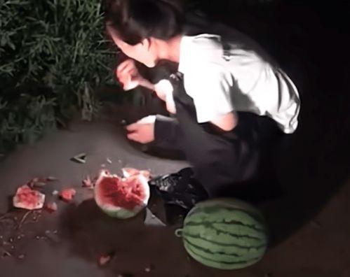 吃瓜被偷搞笑视频,搞笑视频笑翻网友